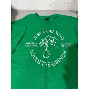 Gildan The Grinch Christmas Graphic T-Shirt Just A Girl Who Loves The Grinch